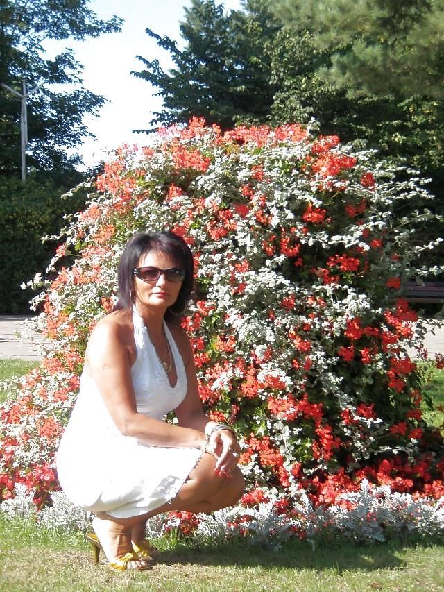 25P Euro mature in heels nn