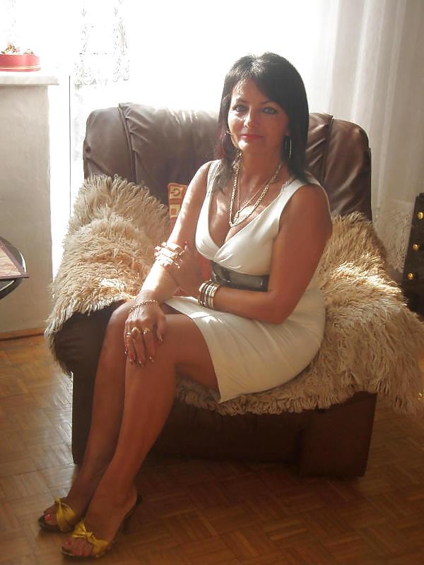 25P Euro mature in heels nn