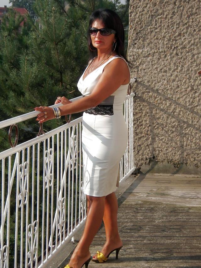 25P Euro mature in heels nn