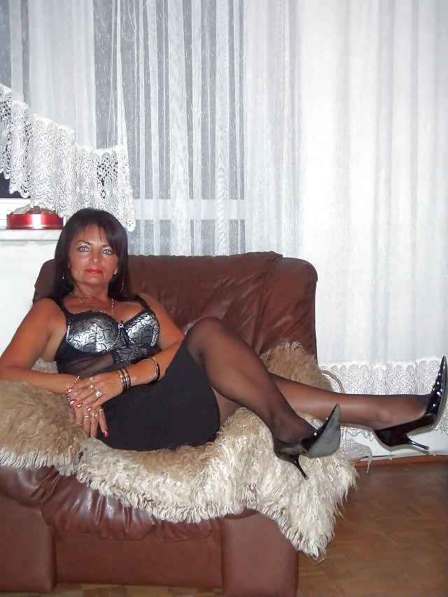 25P Euro mature in heels nn