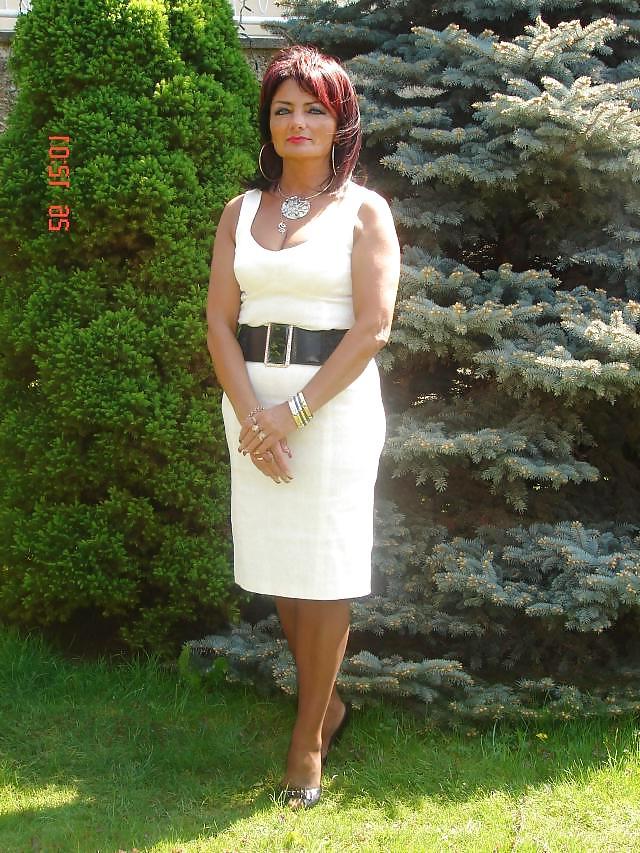 25P Euro mature in heels nn