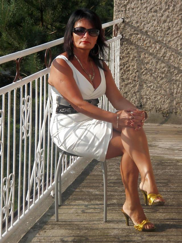 25P Euro mature in heels nn