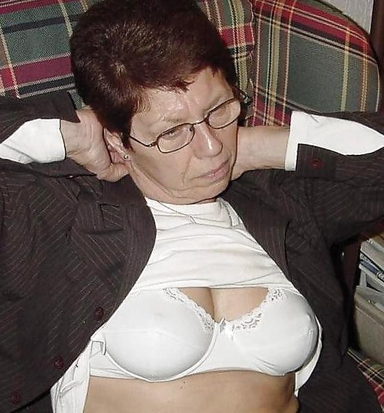 25P Mature women in bras!