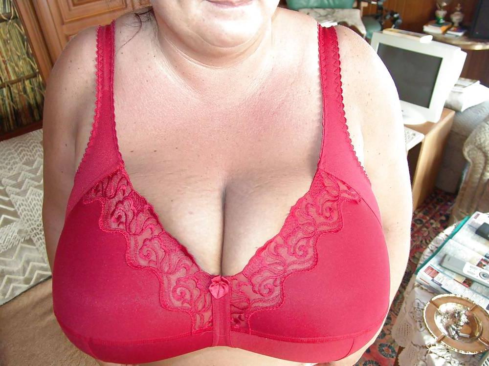 25P Mature women in bras!
