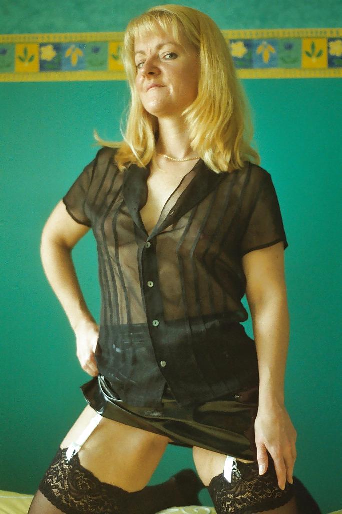 25P Sexy MILF in Strümpfen (tolles Beinpaar)