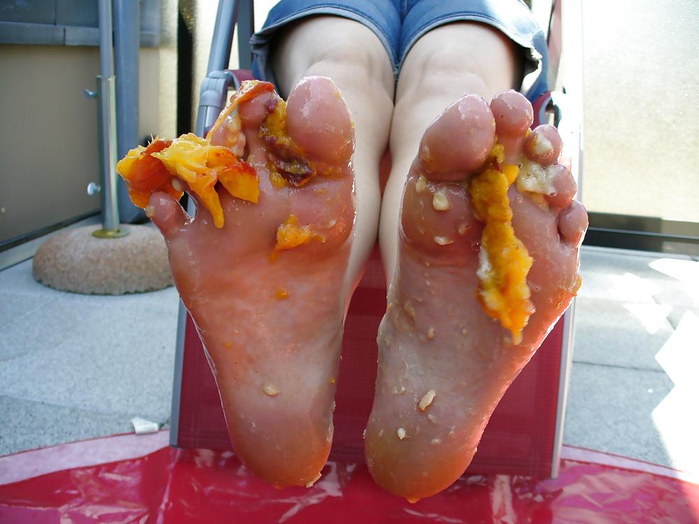 25P Barefeet and banana