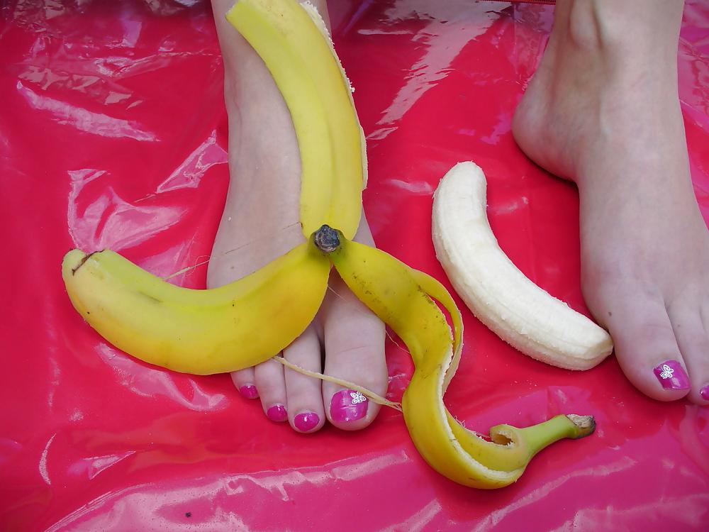 25P Barefeet and banana