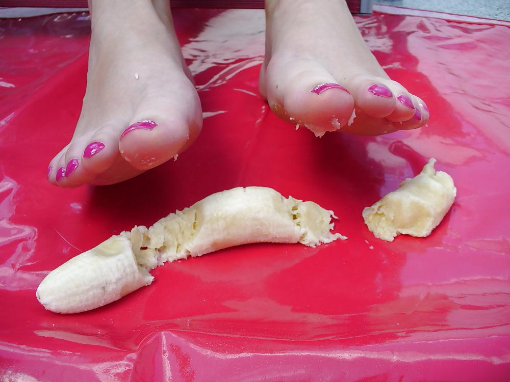 25P Barefeet and banana