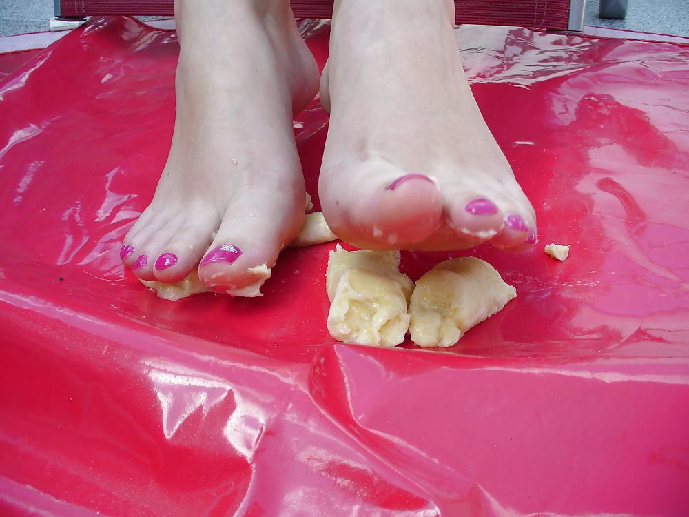 25P Barefeet and banana