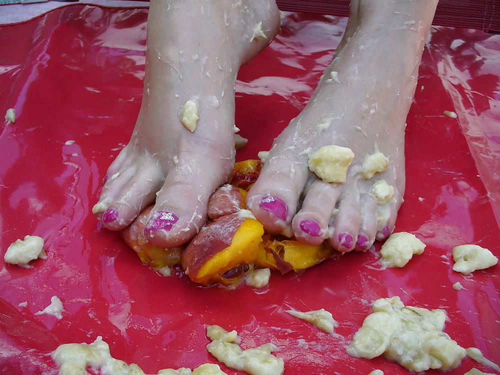 25P Barefeet and banana
