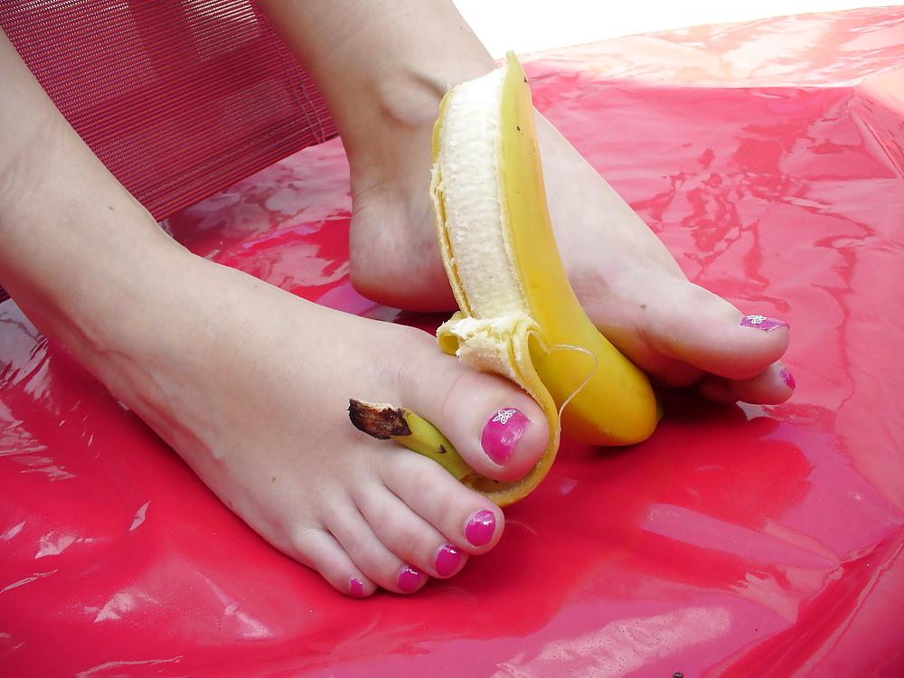 25P Barefeet and banana