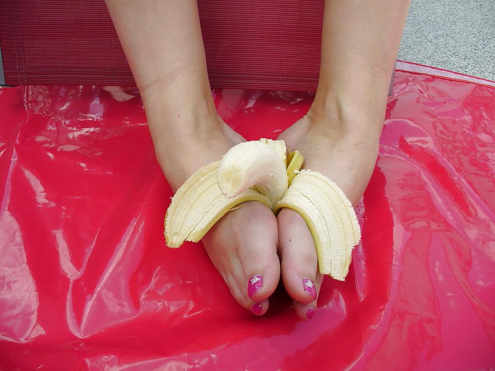 25P Barefeet and banana