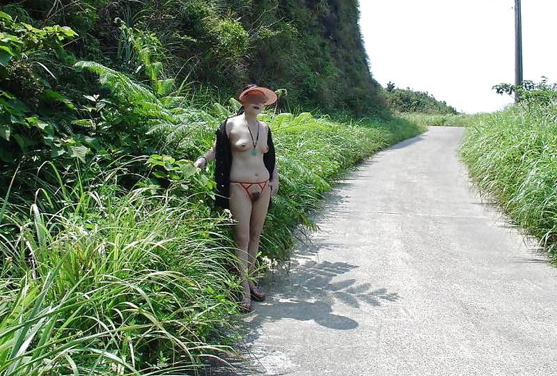 9P Taiwan mature wife outdoor pics