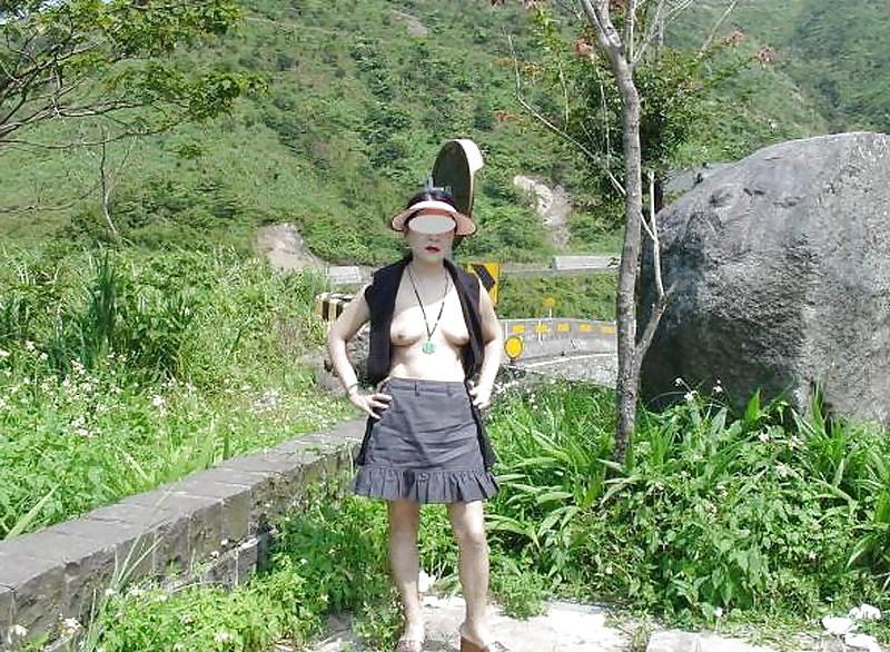 9P Taiwan mature wife outdoor pics