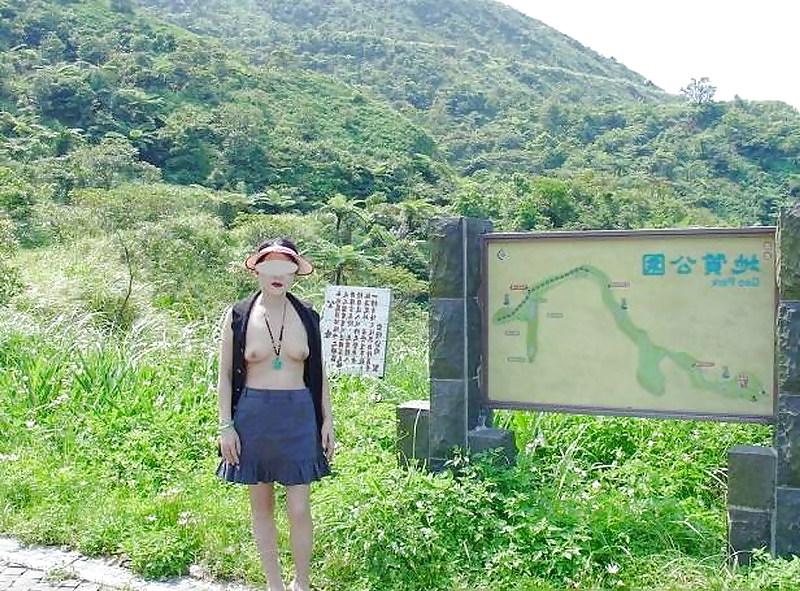 9P Taiwan mature wife outdoor pics