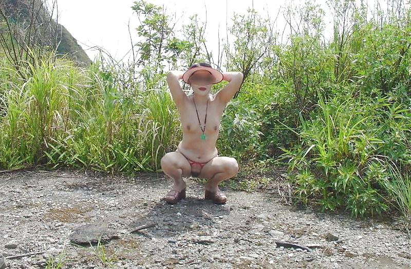 9P Taiwan mature wife outdoor pics