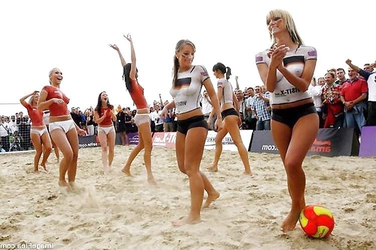 13P GIRLS FOOTBALL PAINTED BODIES