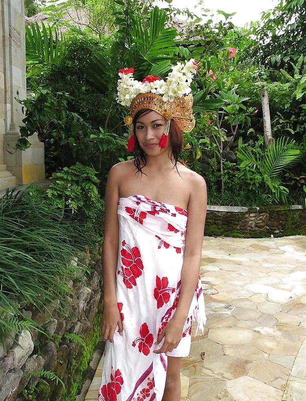 12P Beautiful Bali Dancer