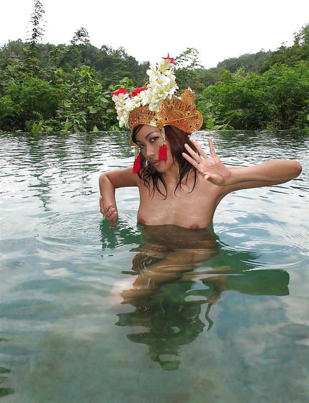 12P Beautiful Bali Dancer