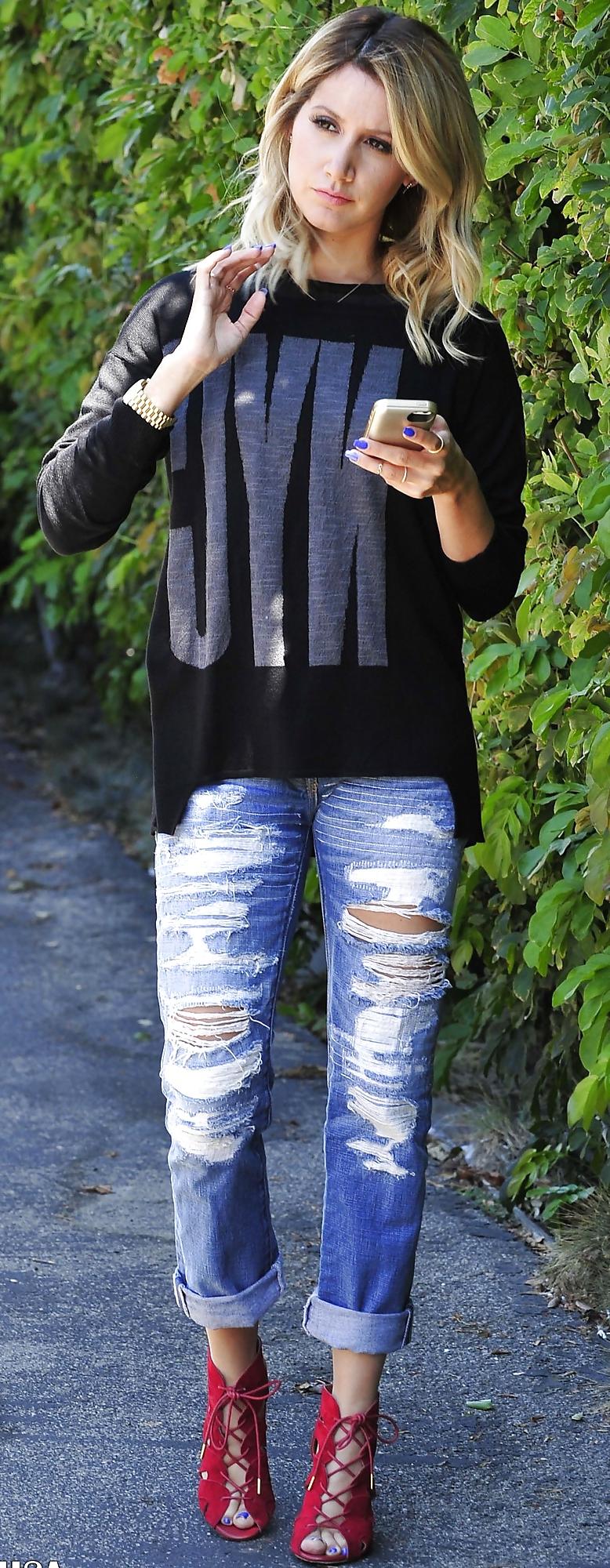 25P Ashley Tisdale's Feet