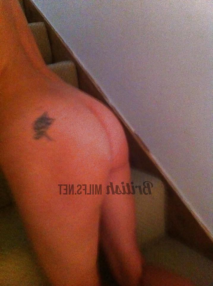 25P Kim Plymouth - Amateur selfie taking Milf