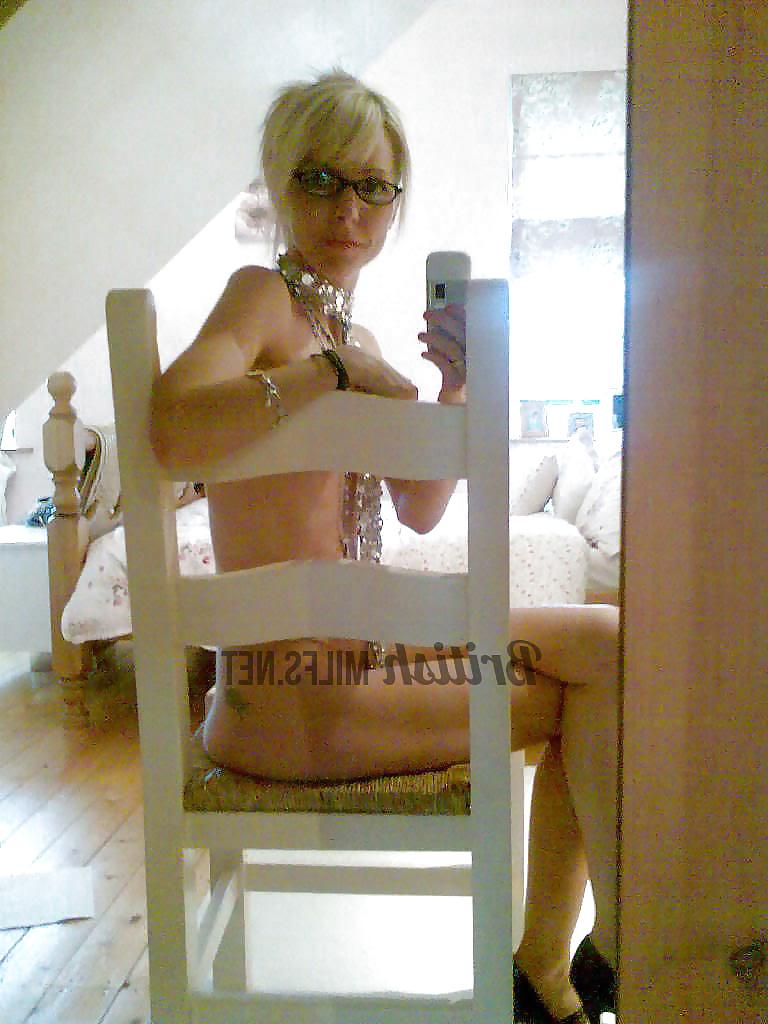 25P Kim Plymouth - Amateur selfie taking Milf