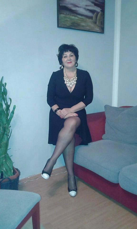 25P Awesome Mature in Pantyhose