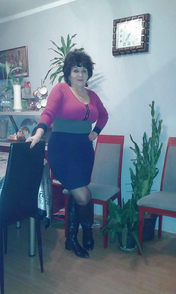 25P Awesome Mature in Pantyhose