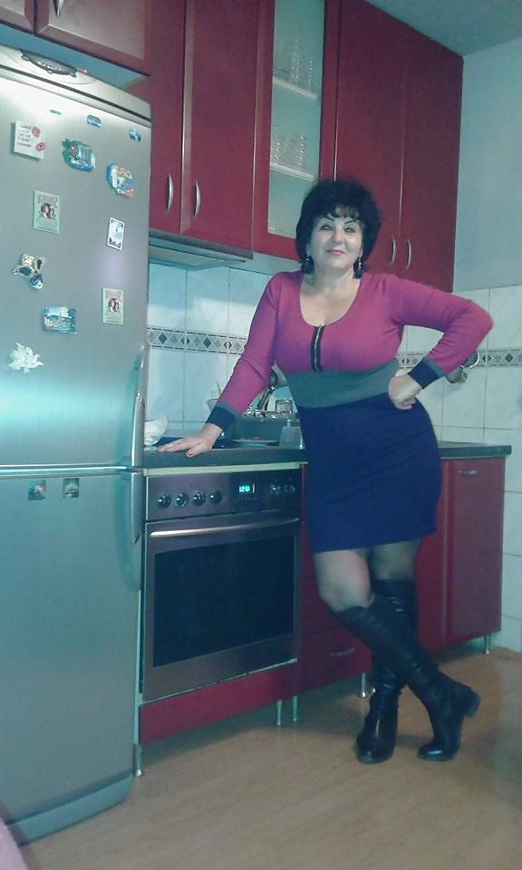 25P Awesome Mature in Pantyhose