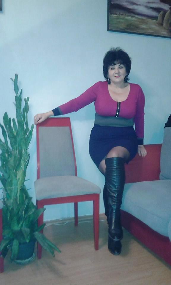 25P Awesome Mature in Pantyhose