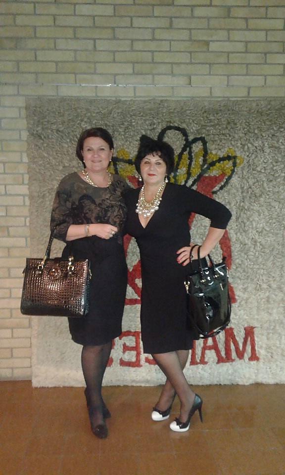 25P Awesome Mature in Pantyhose
