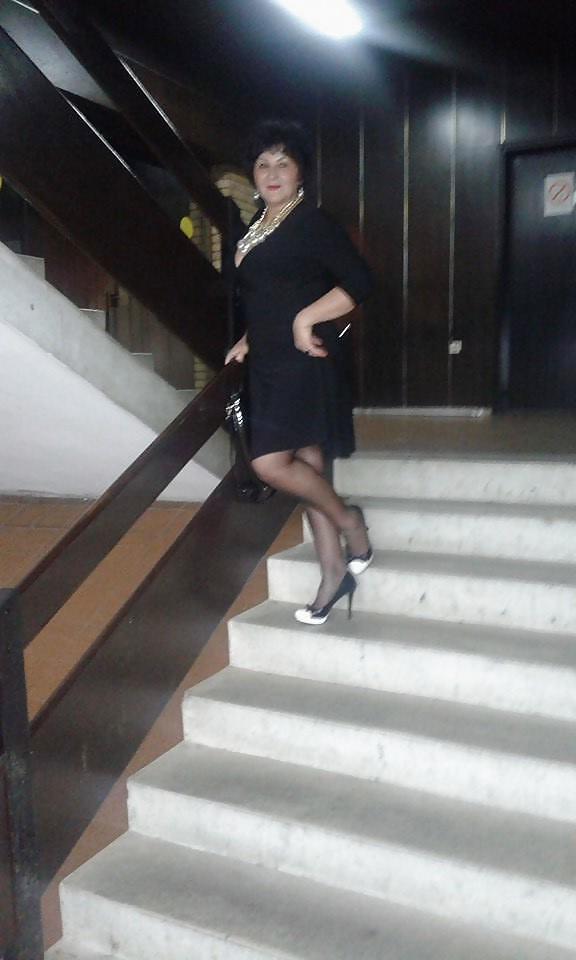 25P Awesome Mature in Pantyhose