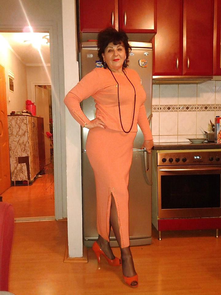 25P Awesome Mature in Pantyhose