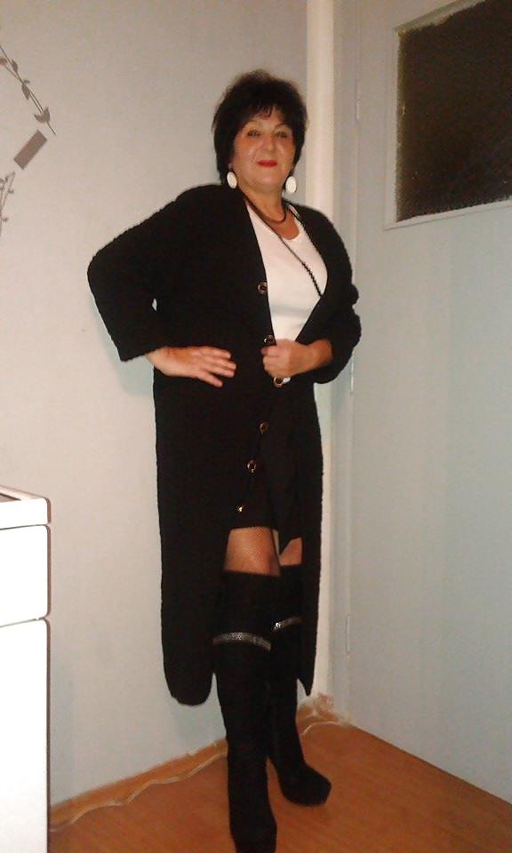 25P Awesome Mature in Pantyhose