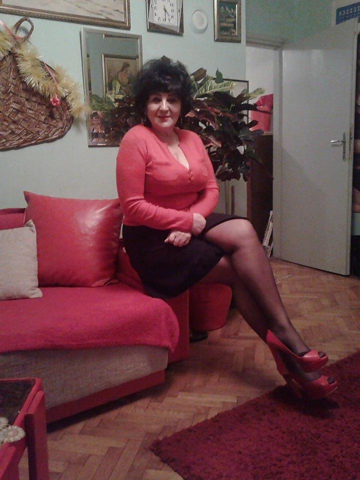 25P Awesome Mature in Pantyhose
