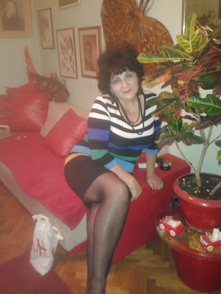 25P Awesome Mature in Pantyhose