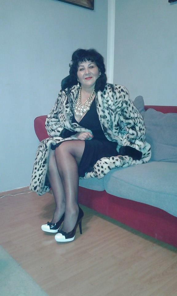 25P Awesome Mature in Pantyhose