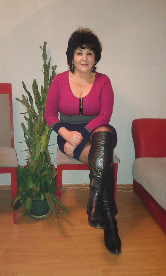 25P Awesome Mature in Pantyhose
