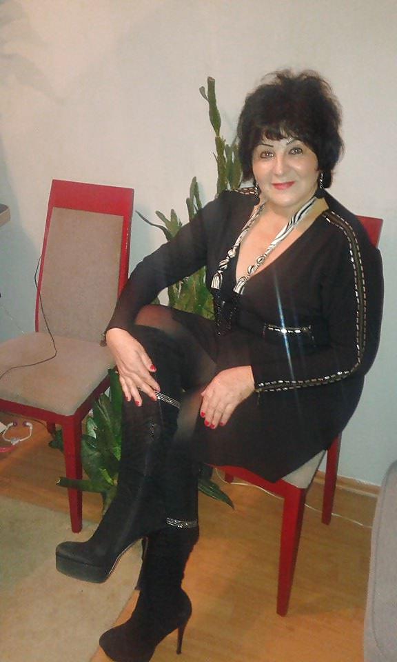 25P Awesome Mature in Pantyhose