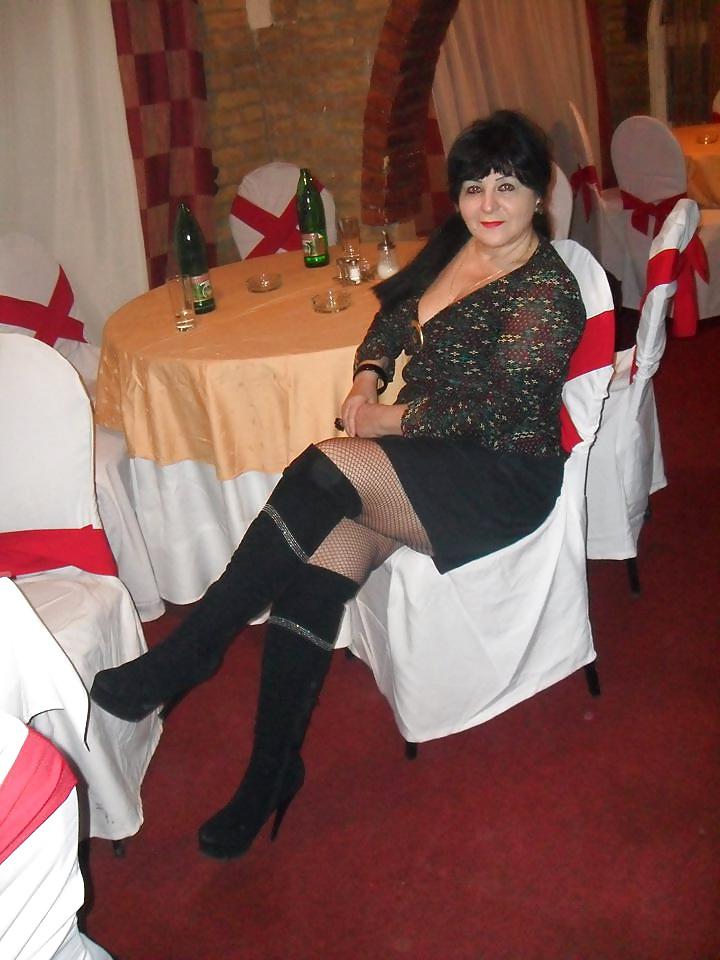 25P Awesome Mature in Pantyhose