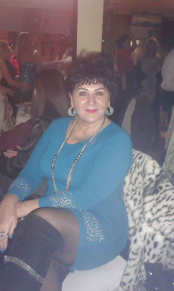25P Awesome Mature in Pantyhose