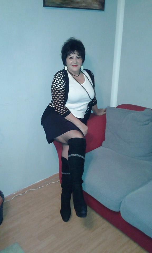 25P Awesome Mature in Pantyhose