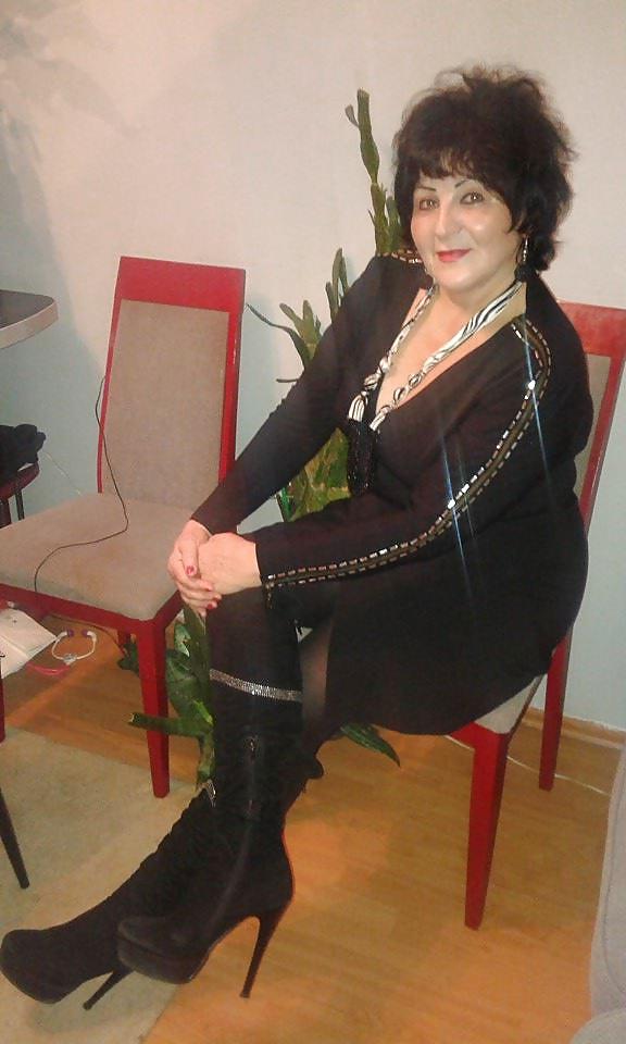25P Awesome Mature in Pantyhose
