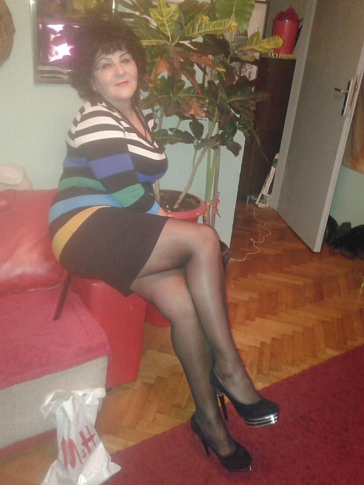 25P Awesome Mature in Pantyhose