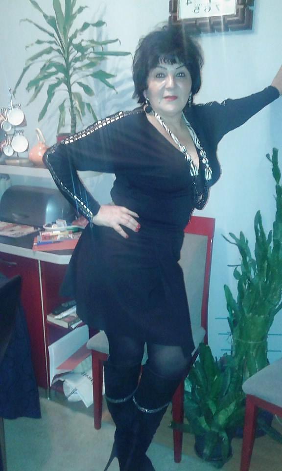 25P Awesome Mature in Pantyhose