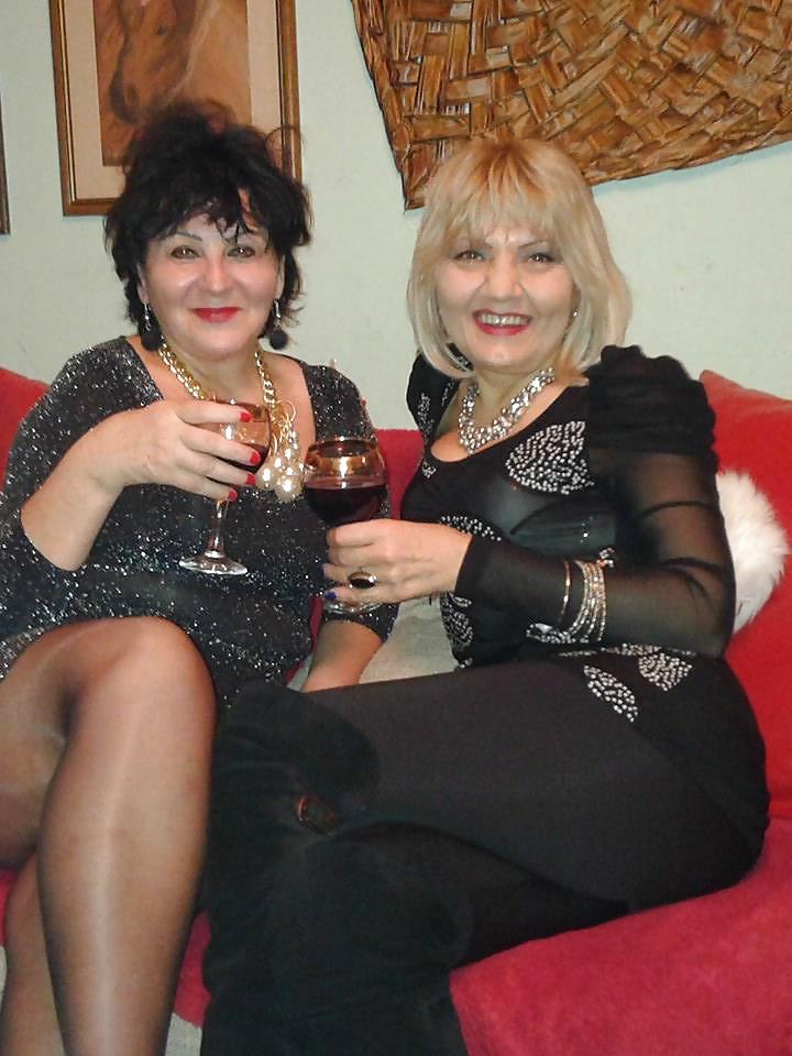 25P Awesome Mature in Pantyhose