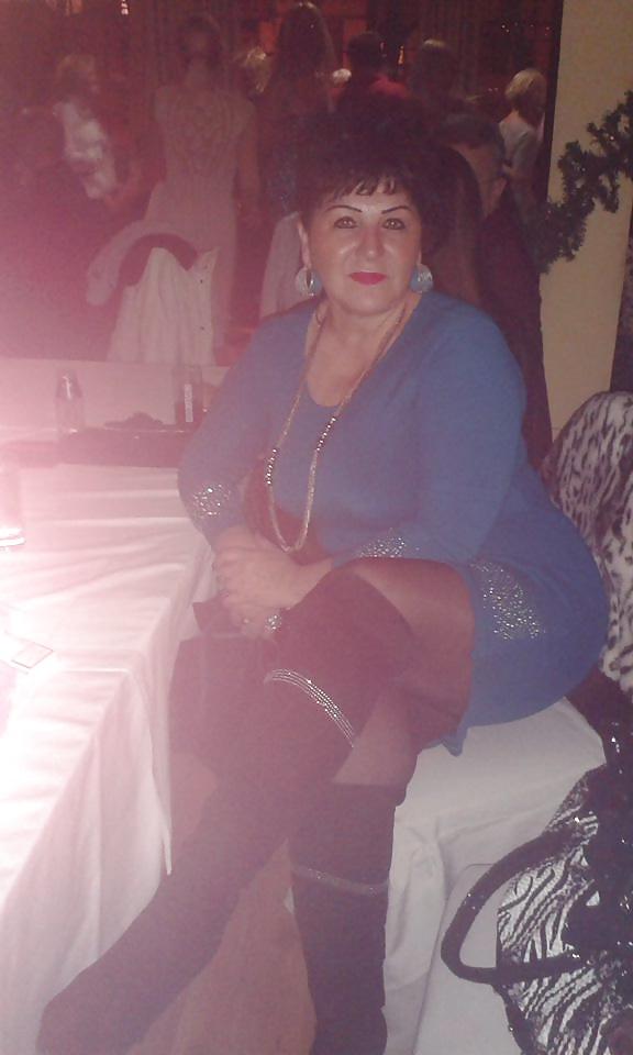 25P Awesome Mature in Pantyhose