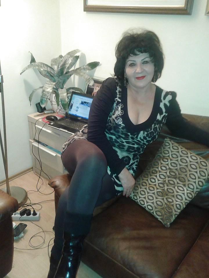 25P Awesome Mature in Pantyhose