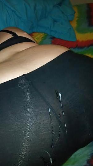 4P Joies mit Sperma bedeckter Arsch in Yogahosen.