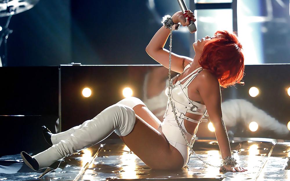 25P Rihanna Legs, Tits & Ass In Leggings (HQ)